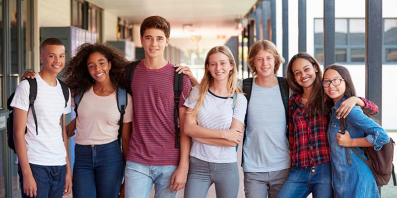 Eine Gruppe Schüler die neugierig in die Kamera sehen