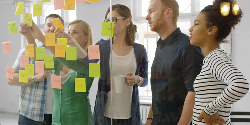 Fünf Erwachsene im Selbstverteidiungs-Workshop